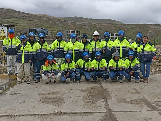 Equipo de CURSA con uniforme y casco en Nueva Fuerabamba
