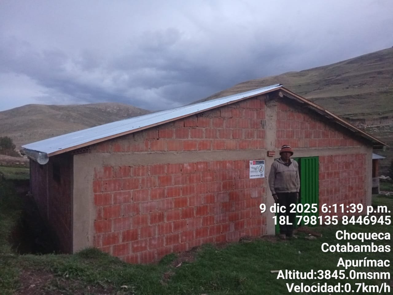 Galpón de cuyes terminado en Choquecca, con muros de ladrillo y techo de calamina