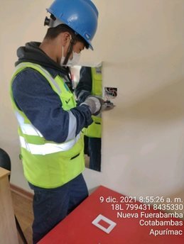 Técnico de CURSA en trabajos de mantenimiento en la institución educativa