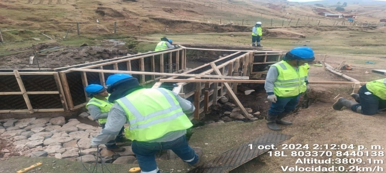 Personal de CURSA armando encofrados en la piscigranja de Sacsahuillca