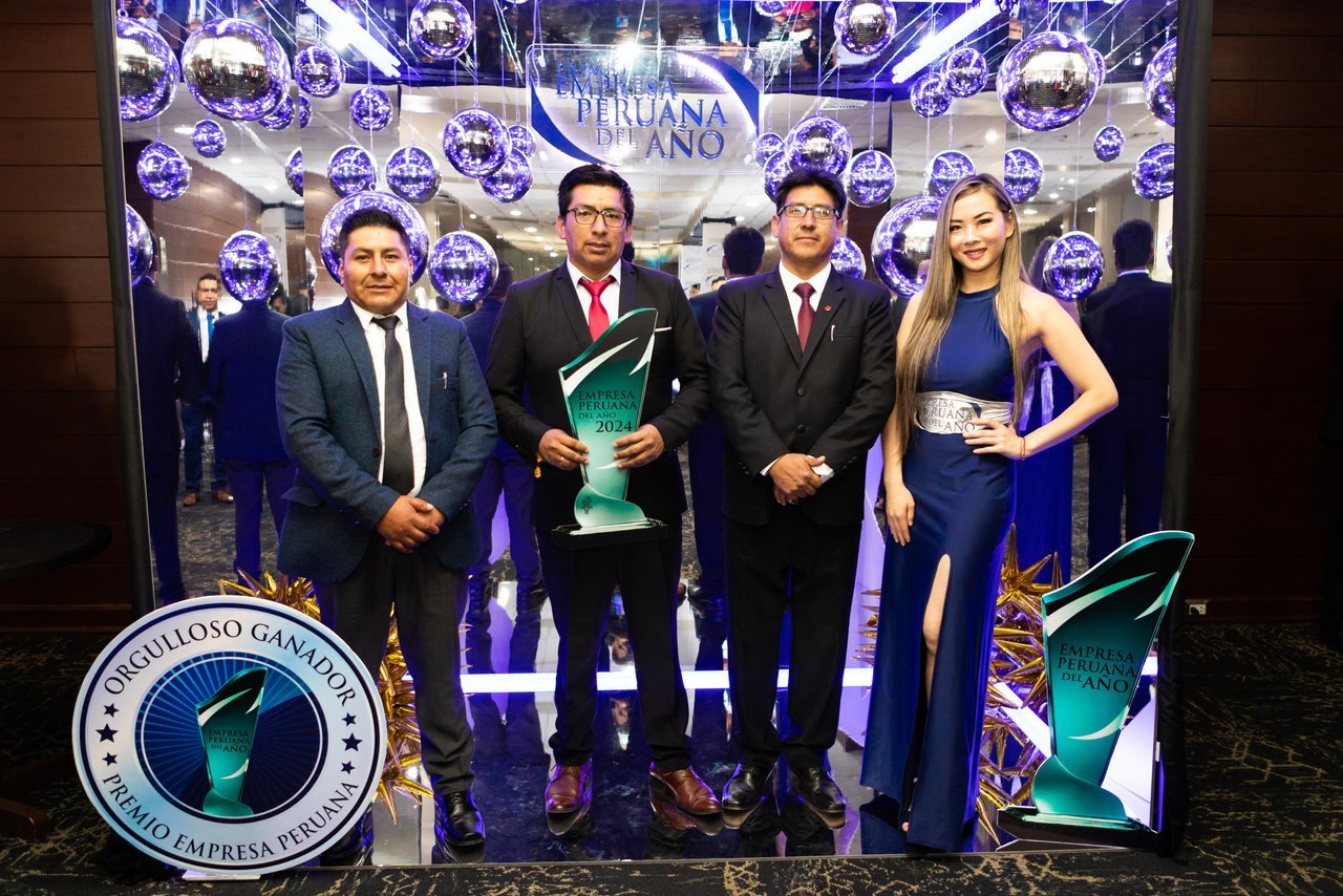 Representantes de CURSA en el escenario de la premiación