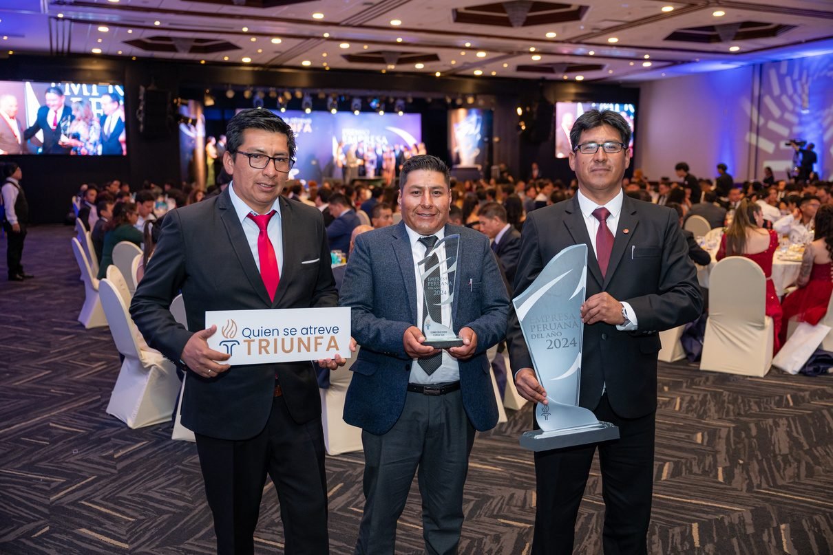 Equipo CURSA con trofeo Premio Empresa Peruana del Año 2024
